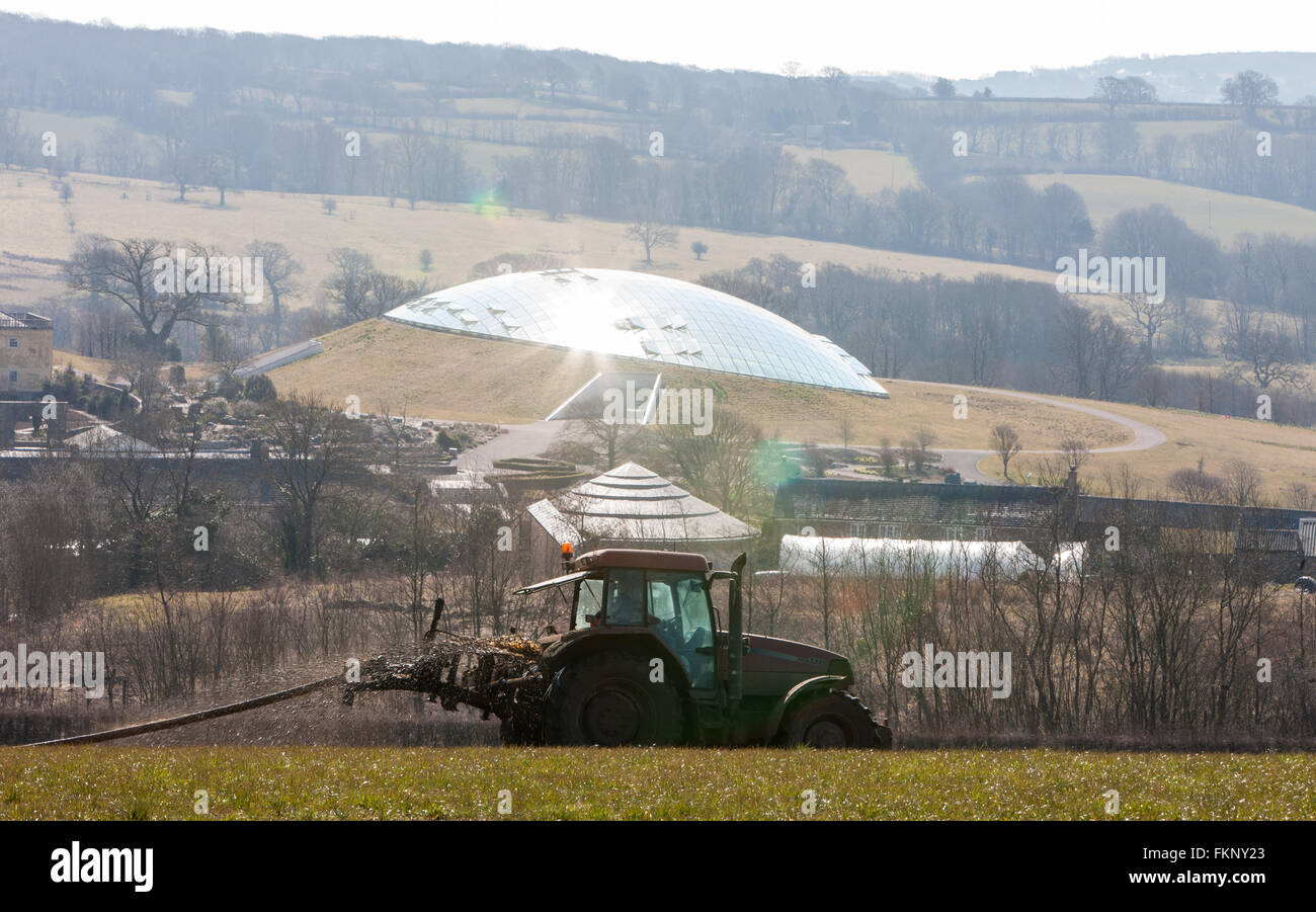 Mettere il trattore,concime di spruzzatura,spargimento del concime organico sul campo e National Botanic Garden,Carmarthenshire,Galles,U.K.,concime,diffusione,UK, Foto Stock