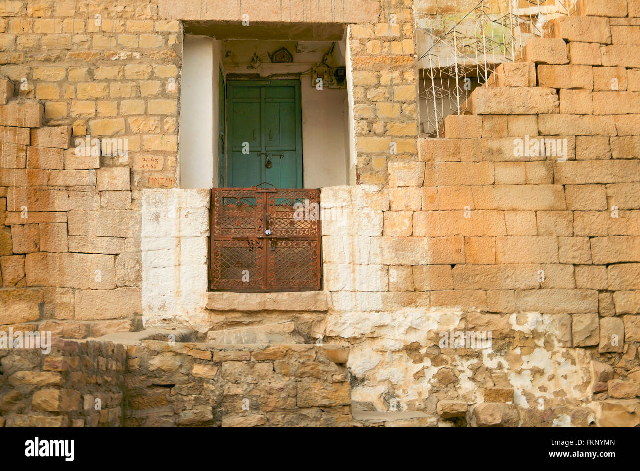 Un'India classica porta in legno e cancello in Golden fort di Jaisalmer. Foto Stock