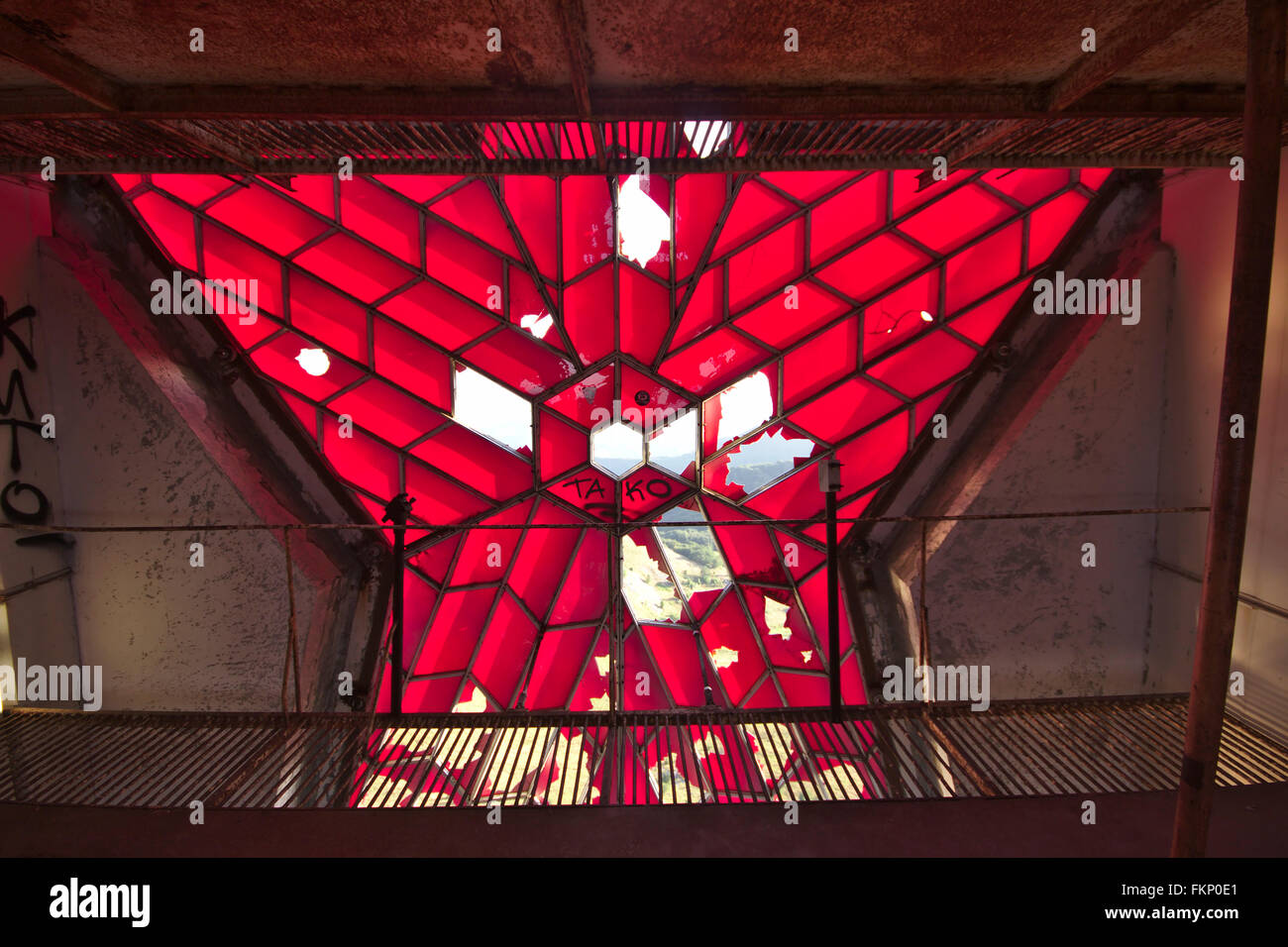 Stella Rossa sulla torre di Buzludzha, abbandonati centro conferenza del partito comunista, Bulgaria Foto Stock