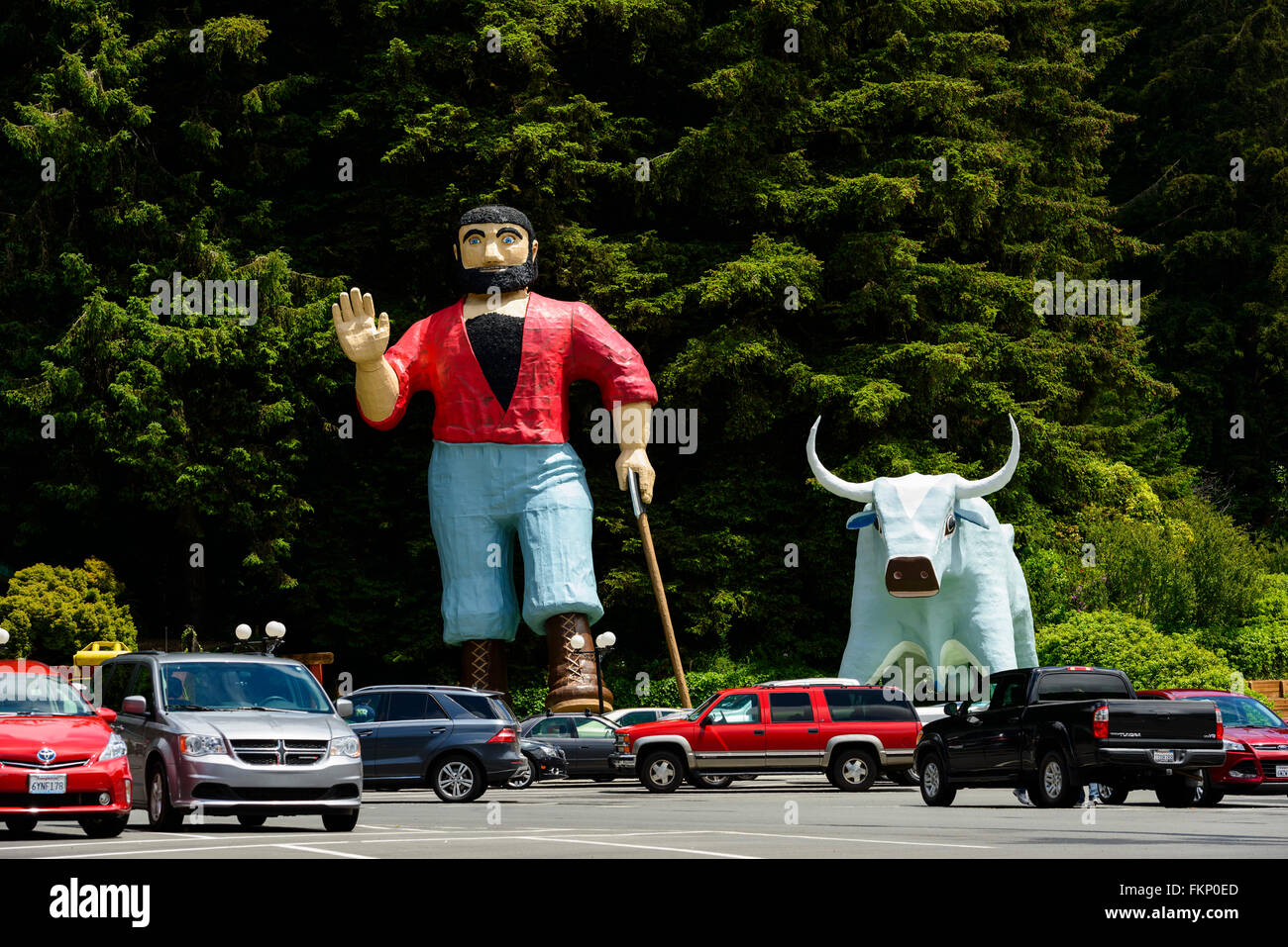 Paul Bunyan e Babe gigantesca statua parlante all'ingresso per gli alberi del parco di mistero in Klamath, California, Stati Uniti d'America. Foto Stock