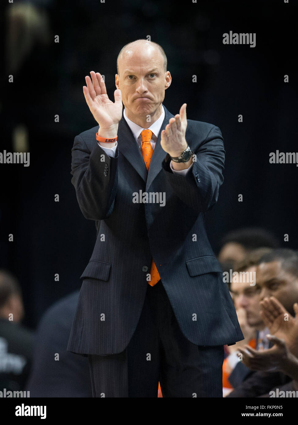 Indianapolis, IN. Stati Uniti d'America. 09Mar, 2016. Illinois Fighting Illini head coach John Groce applaude la sua squadra come tirare fuori un 20 punti di vantaggio nel primo semestre durante la grande conferenza di dieci di torneo di pallacanestro del Mens tra Illinois e del Minnesota al banchiere la vita Fieldhouse in Indianapolis, IN.Illinois 85, Minnesota 52.Mark Davis/Cal Sport Media/Alamy Live News Foto Stock