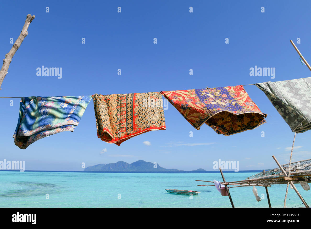 Il paesaggio mozzafiato view all'isola con costume tradizionale chiamato Kain Sarong come un oggetto. Foto Stock