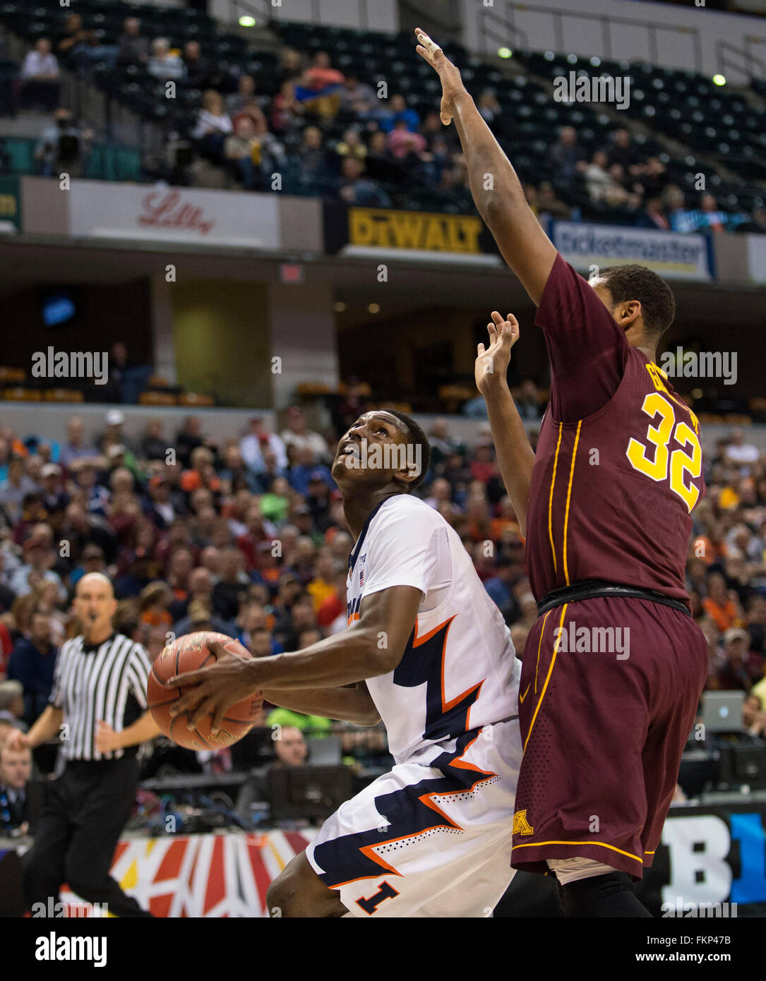 Indianapolis, IN. Stati Uniti d'America. 09Mar, 2016. Illinois Fighting Illini guard Jalen Coleman-Lands #5 teste in su per una veloce pausa layup sotto le braccia tese di Minnesota Golden i Gopher guard Ahmad Gilbert #32 durante la grande conferenza di dieci di torneo di pallacanestro del Mens tra Illinois e del Minnesota al banchiere la vita Fieldhouse in Indianapolis, IN.Illinois 85, Minnesota 52.Mark Davis/Cal Sport Media/Alamy Live News Foto Stock