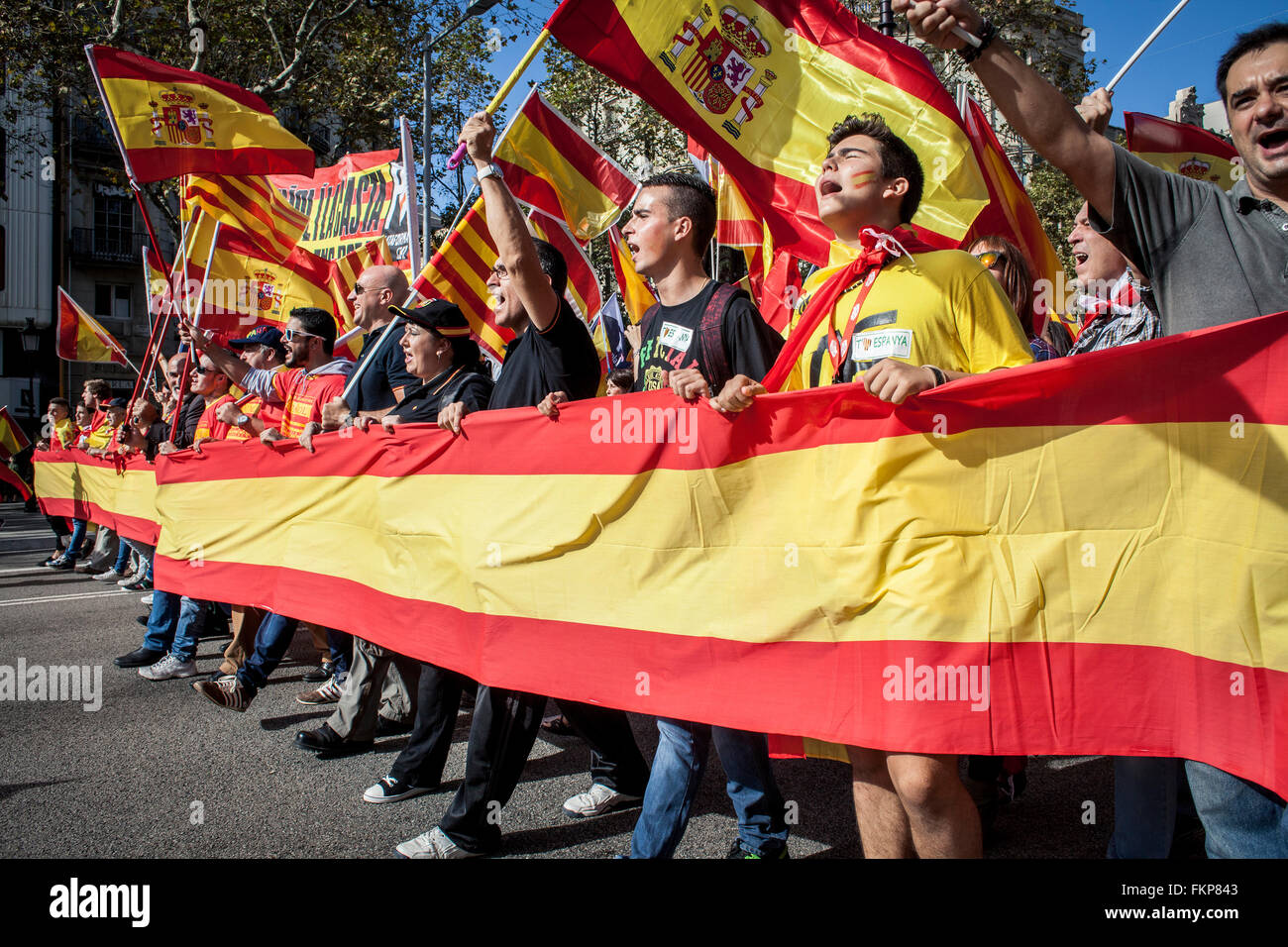 Anti-indipendenza Catalan contestatori carry flag Spagnolo e catalano bandiere durante una dimostrazione per l'unità della Spagna sul Foto Stock