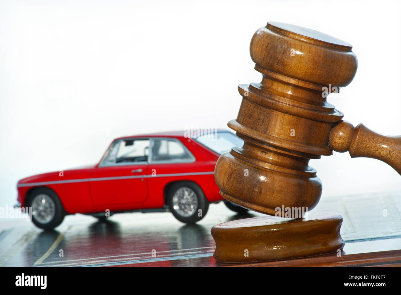 VENDITA AUTO VENDITA VENDITA VENDITA VENDITA concept immagine di classico vintage rosso 1969 MGB GT con martello asta sulla scrivania Foto Stock