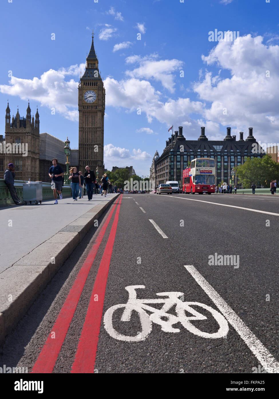 Pista ciclabile e percorso rosso di Westminster con il Big Ben e le case del Parlamento London REGNO UNITO Foto Stock