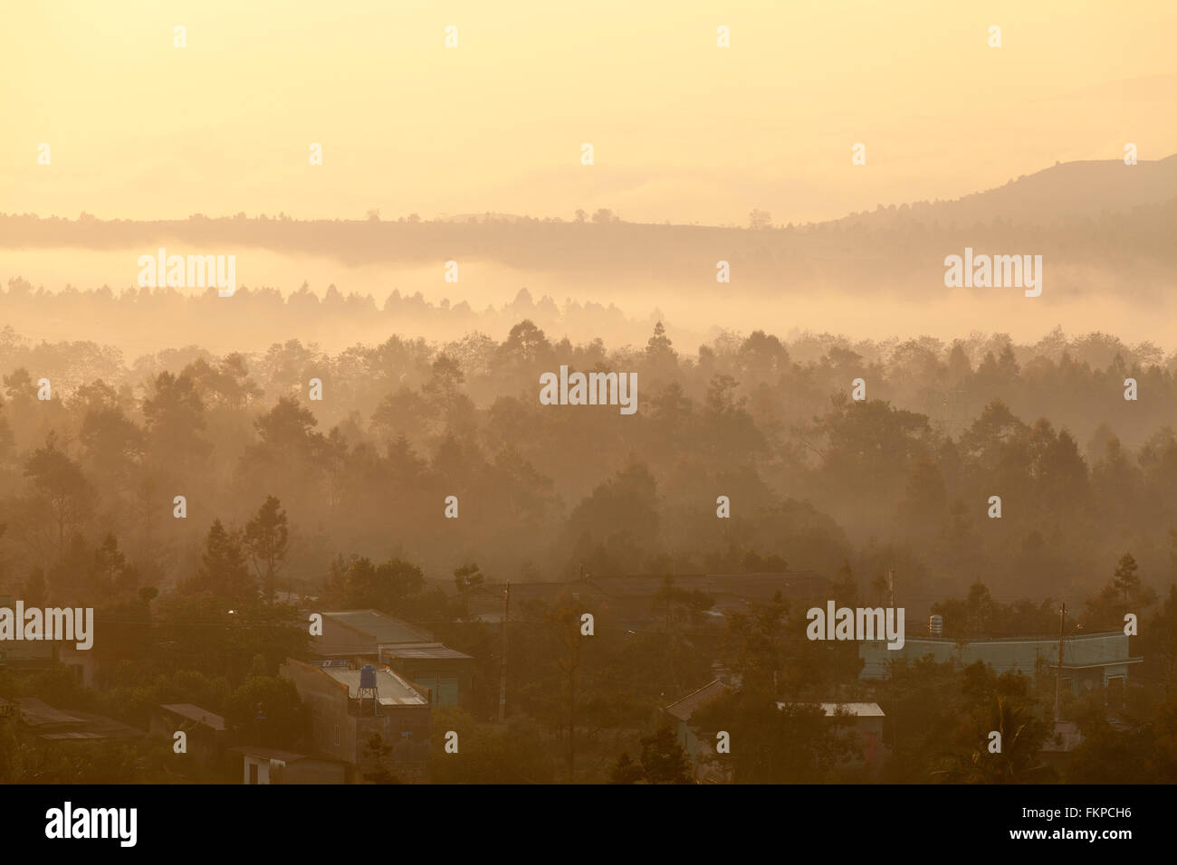 Sunrise e mattina raggio di luce nella valle locale vicino a Bao Loc, Vietnam. Foto Stock