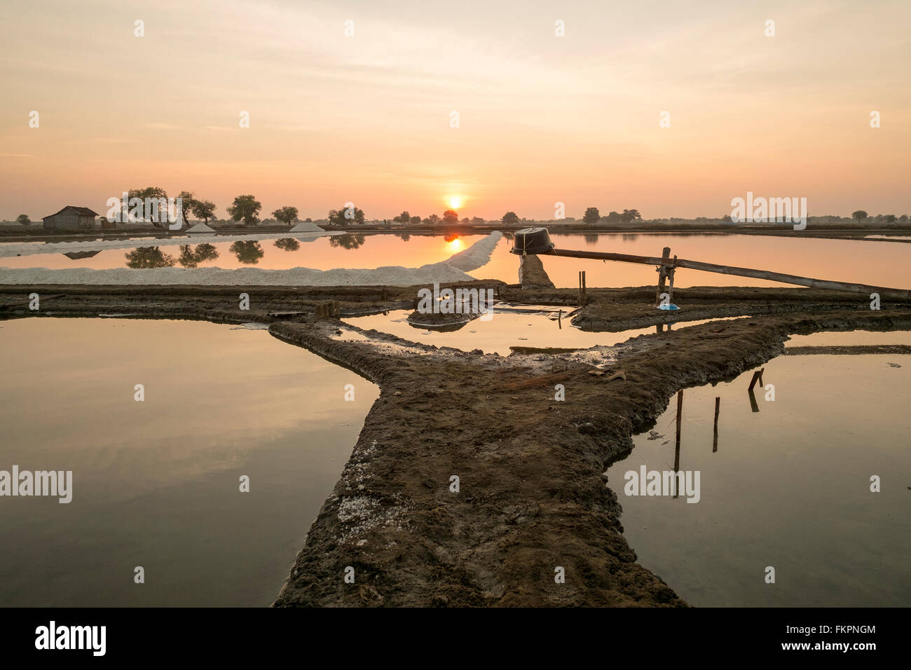 Alba nel campo di sale o sale farm in Sidoarjo, Indonesia. Foto Stock