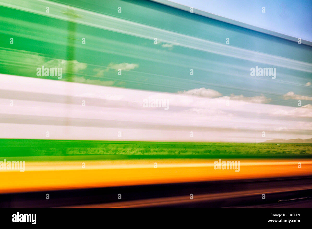 Abstract del treno auto passando da con pseudo doppia esposizione di nuvole prodotta da esposizione lenta Foto Stock