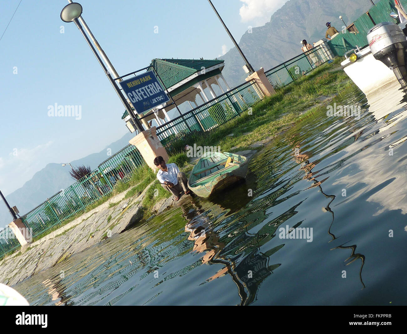 Nehru Park, dal lago, Kashmir, una famosa località turistica di una piccola isola raggiungibile da imbarcazioni, con un piccolo giardino, piscina Foto Stock