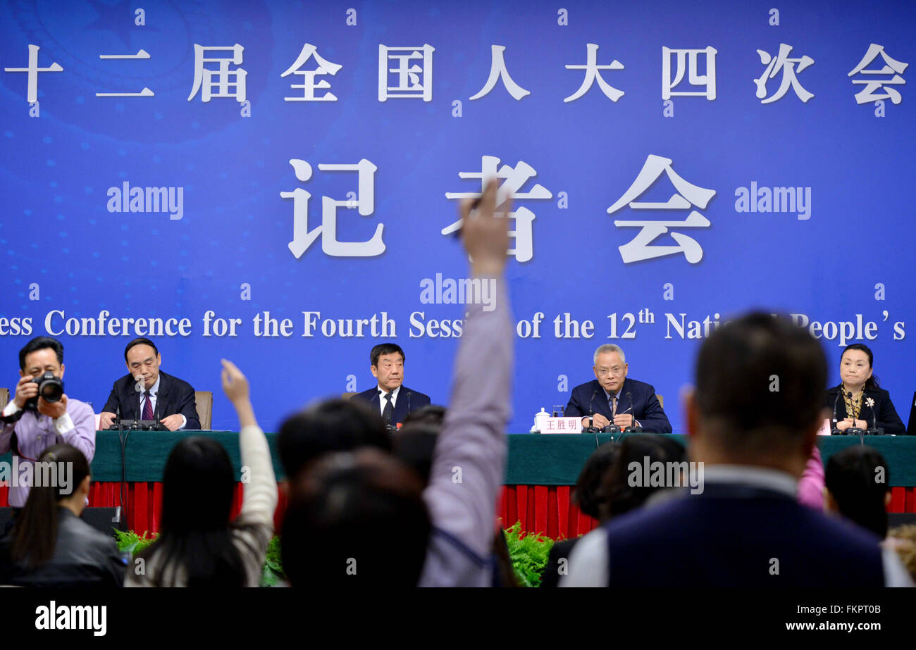 Pechino, Cina. Decimo Mar, 2016. I giornalisti alzare le mani per porre domande nel corso di una conferenza stampa sulla legislazione progressi sul margine della quarta sessione della Cina il XII Congresso Nazionale del Popolo di Pechino, capitale della Cina, 10 marzo 2016. © Li Renzi/Xinhua/Alamy Live News Foto Stock