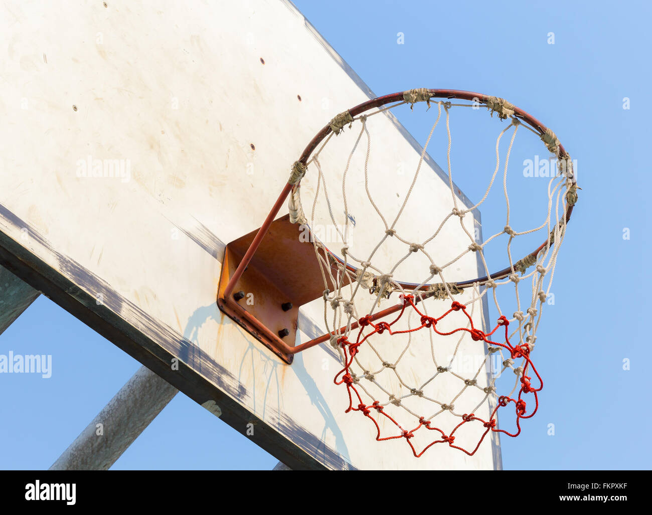 Vecchio Basketball hoop sul cielo blu, il fuoco selettivo Foto Stock