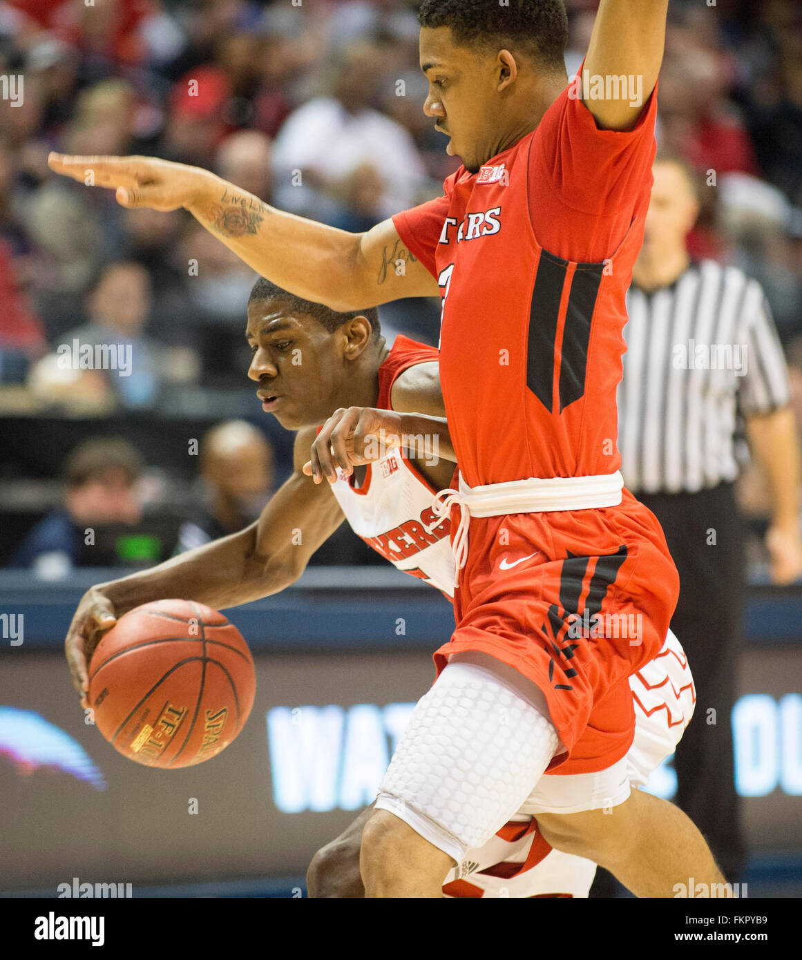 Indianapolis, IN. Stati Uniti d'America. 09Mar, 2016. Il Nebraska Cornhuskers guard Glynn Watson Jr. #5 unità al cestello intorno Rutgers Scarlet Knights guard Corey Sanders #3 durante la grande conferenza di dieci di torneo di pallacanestro del Mens tra Nebraska e Rutgers presso il banchiere la vita Fieldhouse in Indianapolis, IN.Sessione 1 presenze: 16,528.Nebraska 89, Rutgers 72.Mark Davis/Cal Sport Media/Alamy Live News Foto Stock