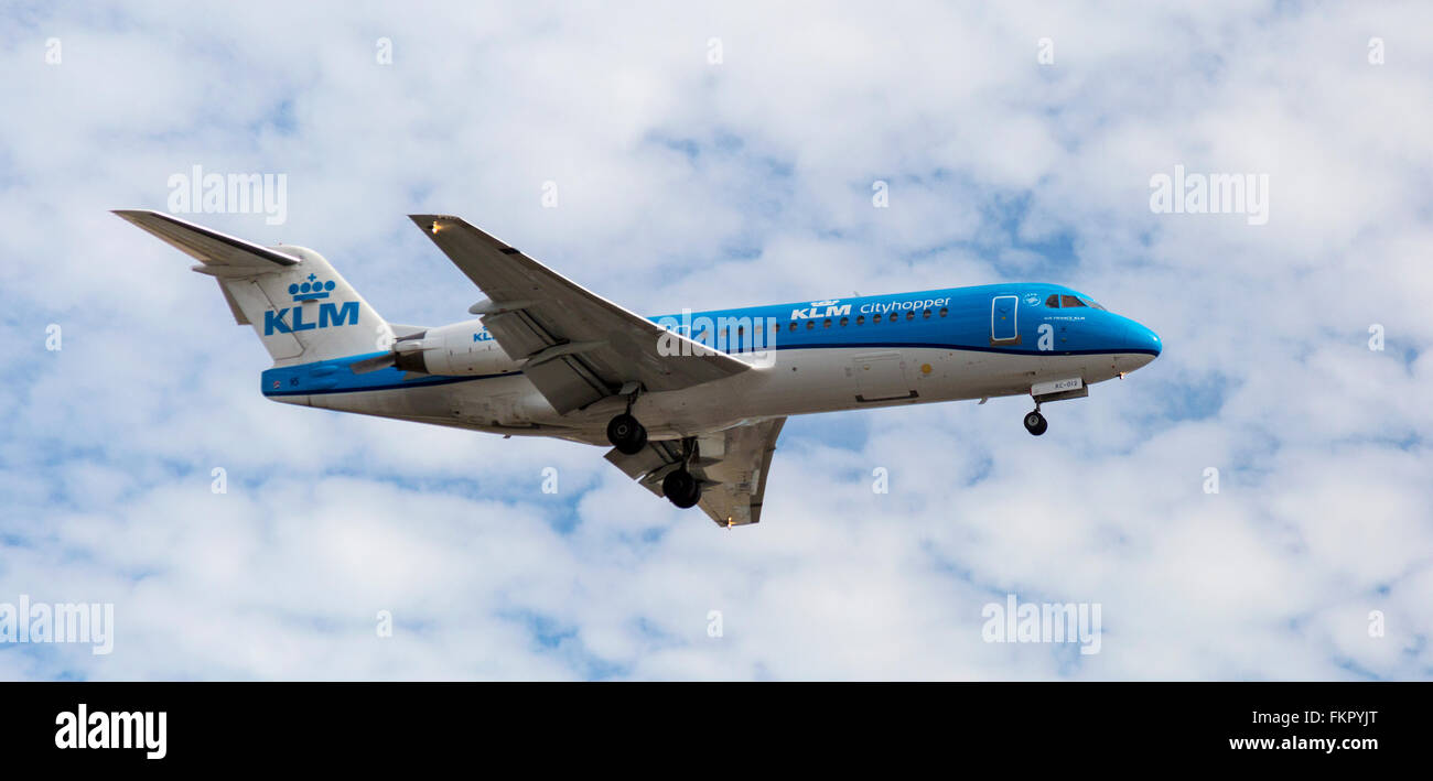 KLM Città tramoggia Royal Dutch Airlines atterraggio aereo all'aeroporto di Londra Heathrow Foto Stock