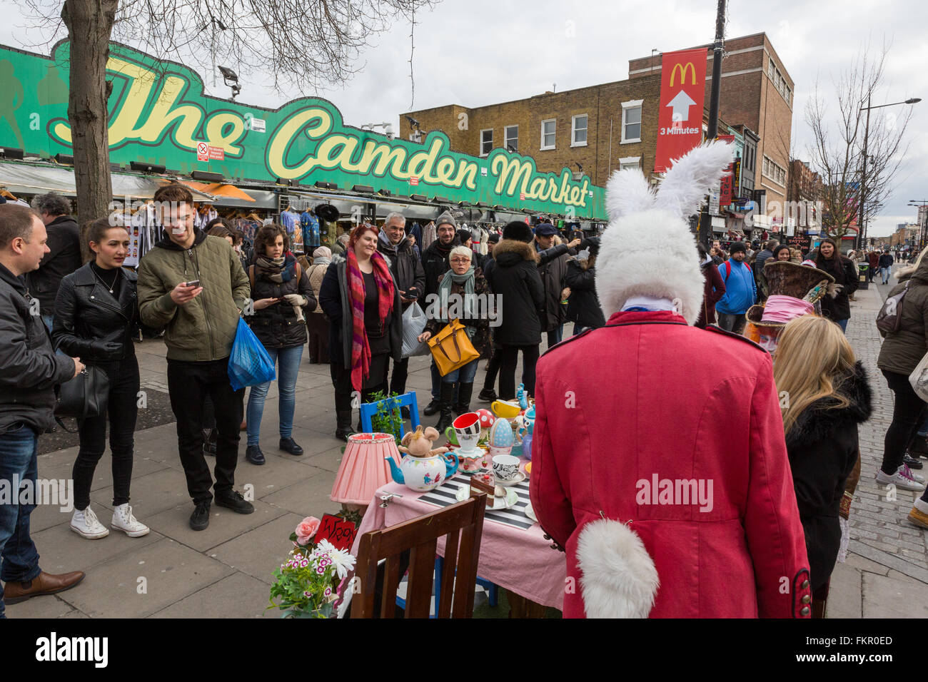 Il mercato di Camden, Londra da una trafficata Camden High Street Foto Stock