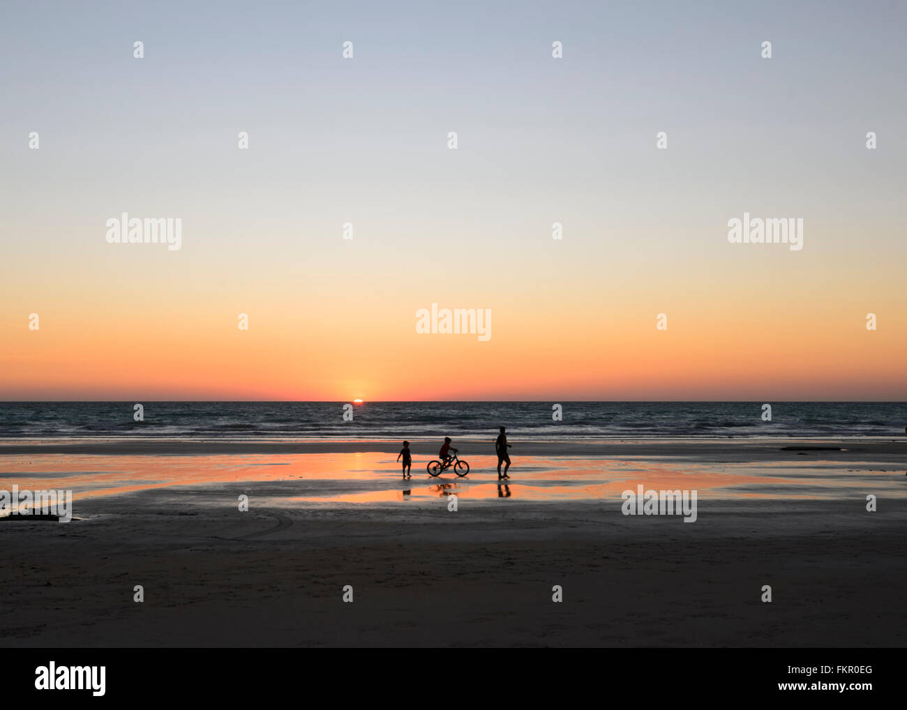 Famiglia al tramonto sulla spiaggia di Cable Beach, Broome, regione di Kimberley, Western Australia, WA, Australia Foto Stock
