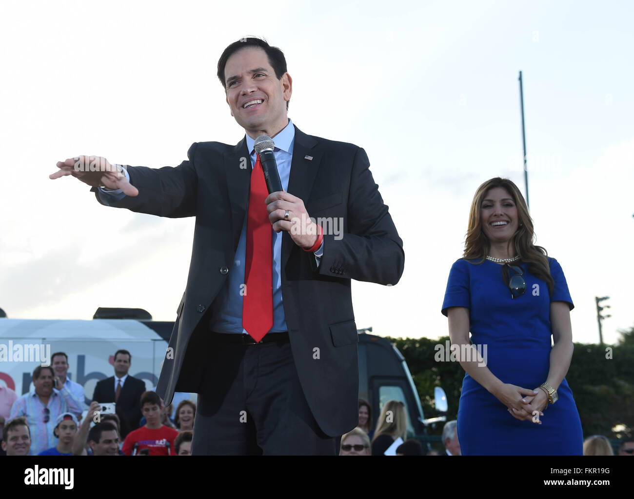 Miami, Stati Uniti d'America. 9 Mar, 2016. Candidato presidenziale repubblicano Marco Rubio (L) parla di una campagna di rally in Miami Florida, Stati Uniti, 9 marzo 2016. Credito: Bao Dandan/Xinhua/Alamy Live News Foto Stock