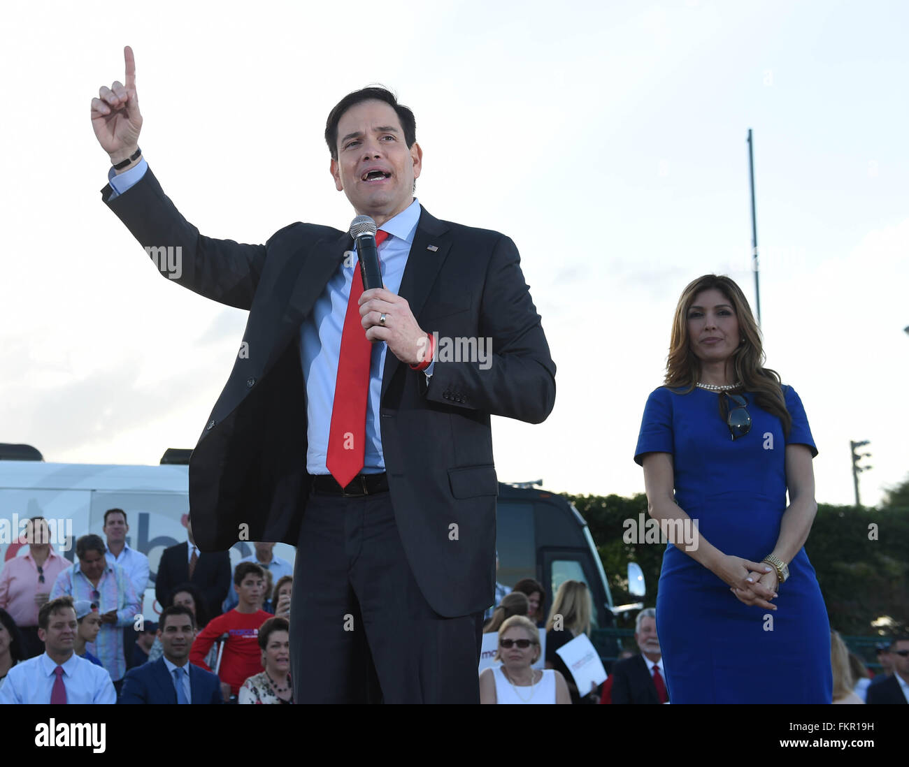 Miami, Stati Uniti d'America. 9 Mar, 2016. Candidato presidenziale repubblicano Marco Rubio (L) parla di una campagna di rally in Miami Florida, Stati Uniti, 9 marzo 2016. Credito: Bao Dandan/Xinhua/Alamy Live News Foto Stock