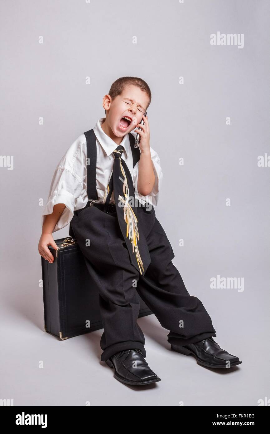 Little Boy vestito da uomo d affari Foto Stock