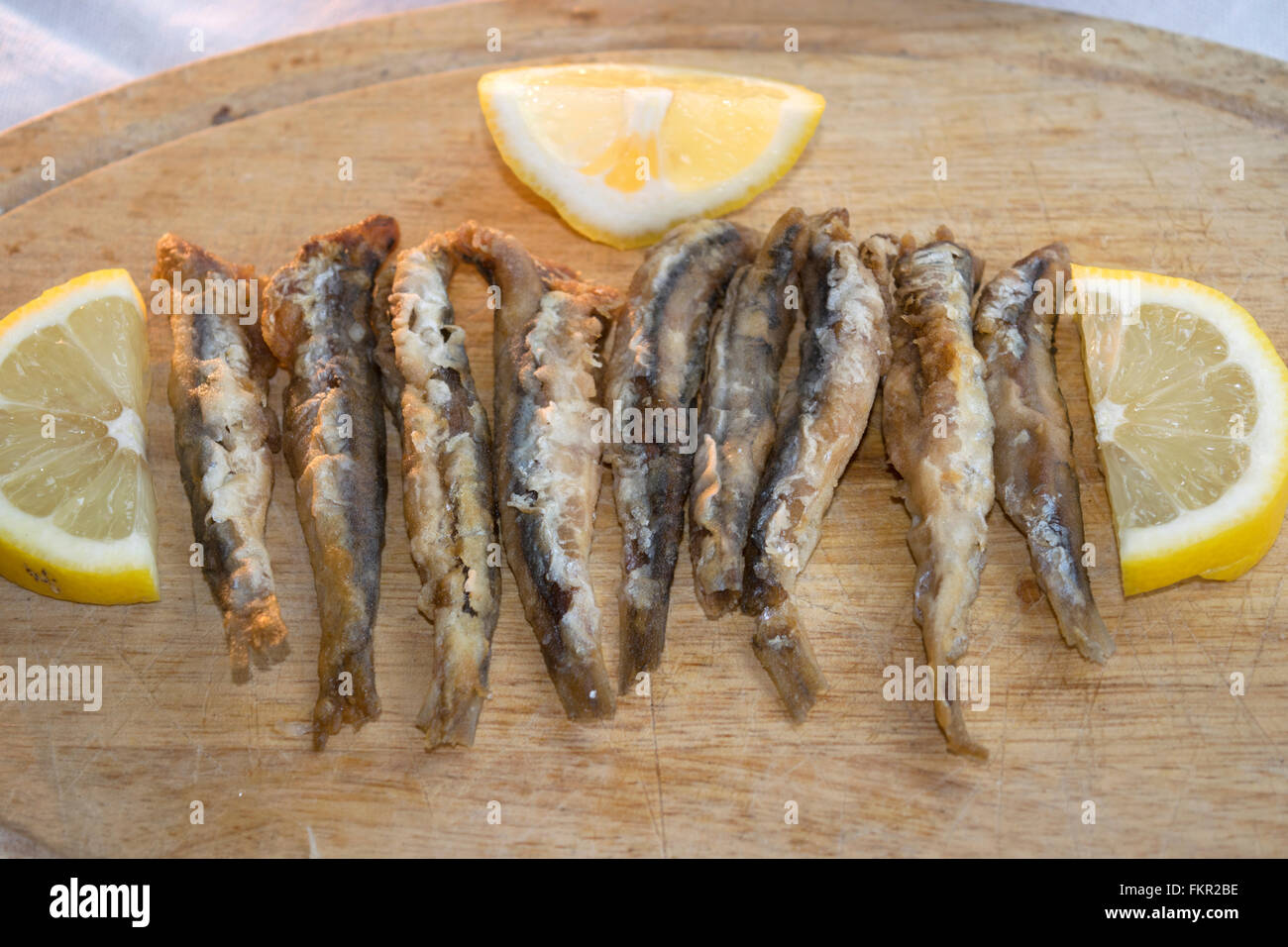 Alici fritte del Mediterraneo con le fette di limone Foto Stock