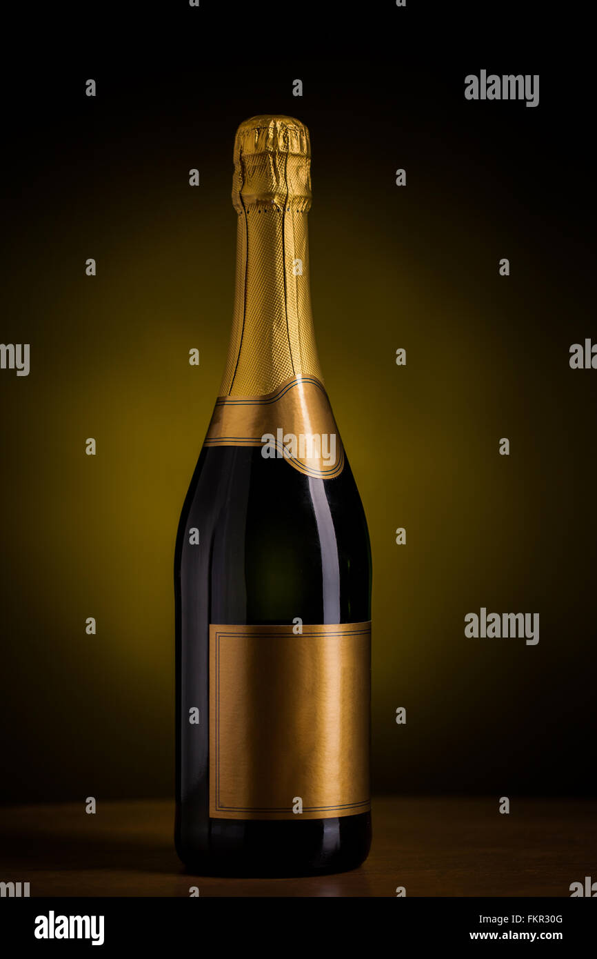 Bottiglia di champagne con vuoto etichetta dorata Foto stock - Alamy