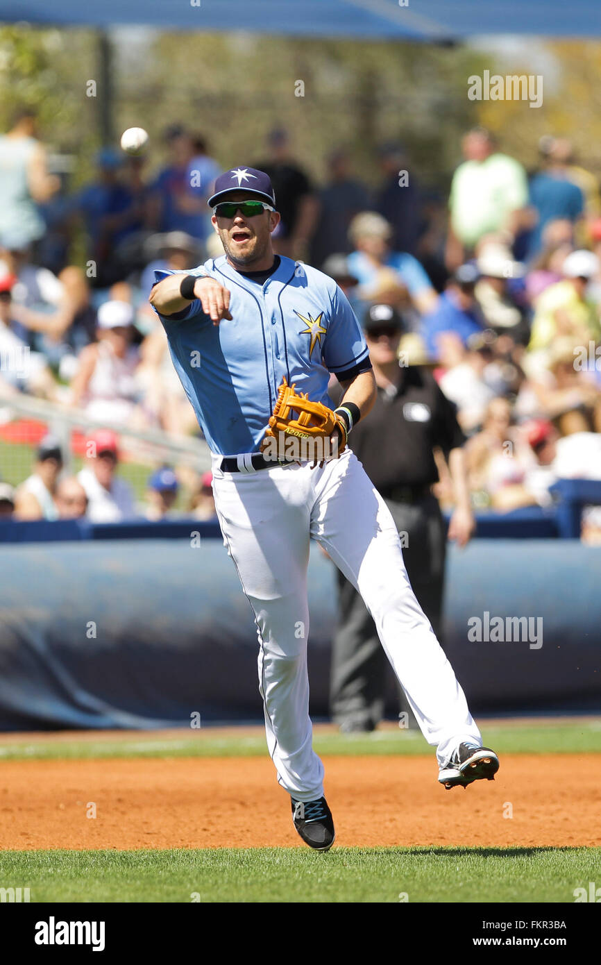Port Charlotte, Florida, Stati Uniti d'America. 9 Mar, 2016. Sarà VRAGOVIC | Orari.Tampa Bay Rays terzo baseman Evan Longoria (3) campi un rasoterra dalla distanza da Toronto Blue Jays catcher Tony Sanchez (76) nel secondo inning durante la mostra il gioco tra il Tampa Bay Rays e il Toronto Blue Jays a Charlotte Sports Park in Port Charlotte, Fla. Mercoledì, 9 marzo 2016. Credito: Sarà Vragovic/Tampa Bay volte/ZUMA filo/Alamy Live News Foto Stock