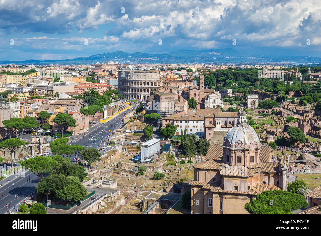 Roma skyline della città e il Colosseo, Roma, Italia Foto Stock