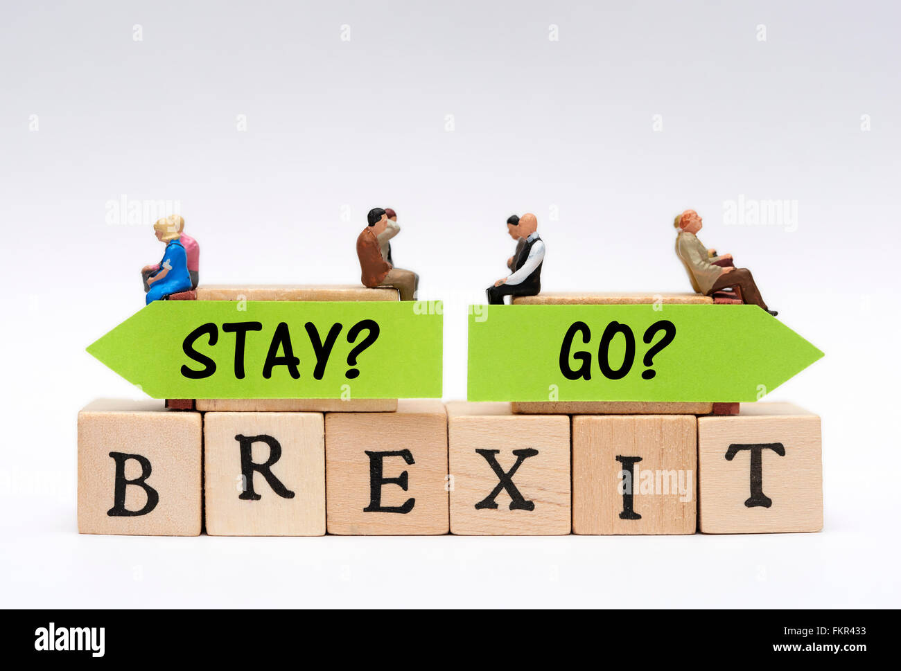 Persone in miniatura in cima Brexit o mantenere il concetto. Foto Stock