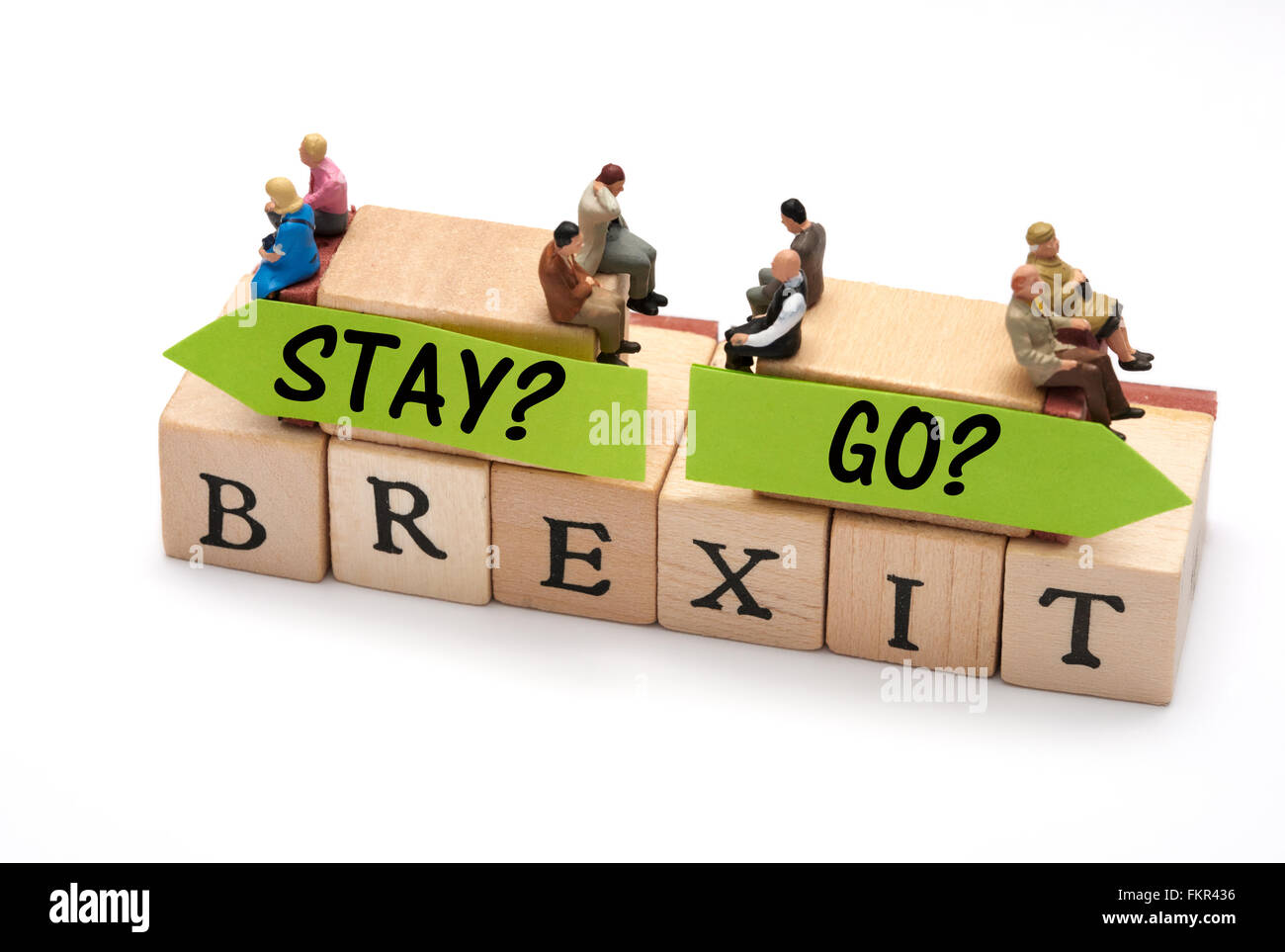 Miniatura gente seduta sulla parte superiore della decisione Brexit concetto. Foto Stock