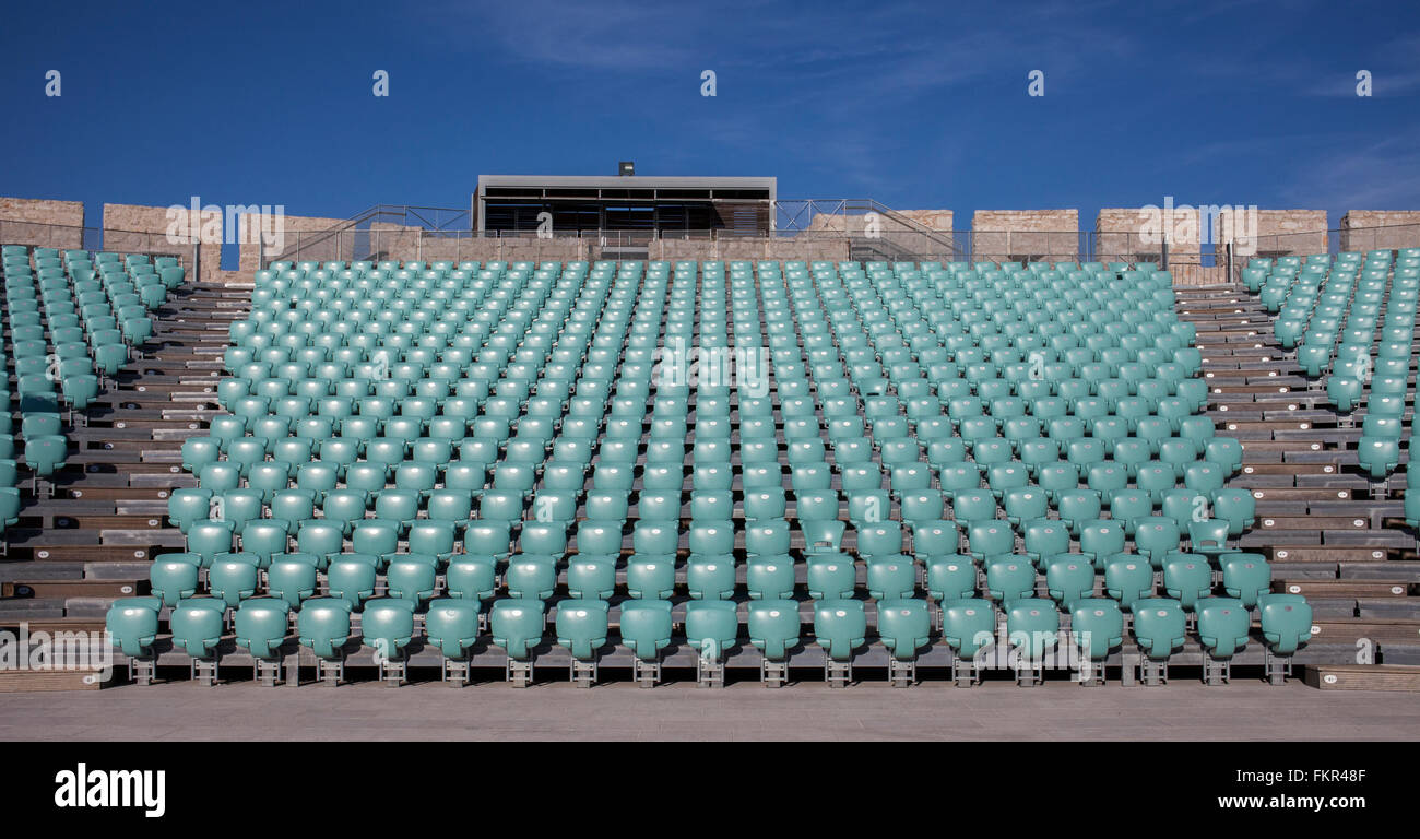 Sedie vuote in anfiteatro all'aperto Foto Stock