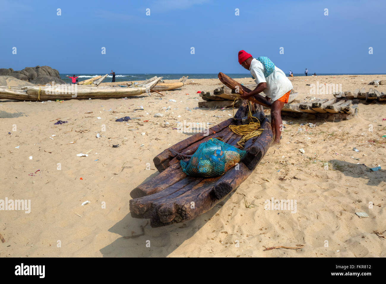 In legno tradizionali barche da pesca sulla spiaggia Kovalam, Covelong, Chennai, nello Stato del Tamil Nadu, India Foto Stock