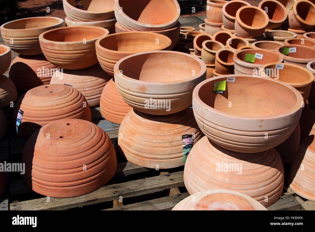 Vasi di terracotta per la vendita in vivaio Foto Stock