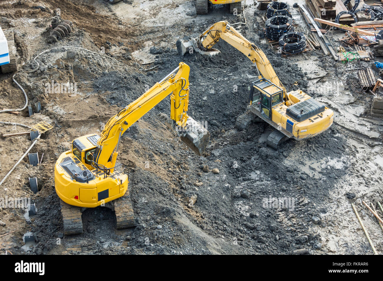 Vista aerea di scavatori al sito in costruzione Foto Stock