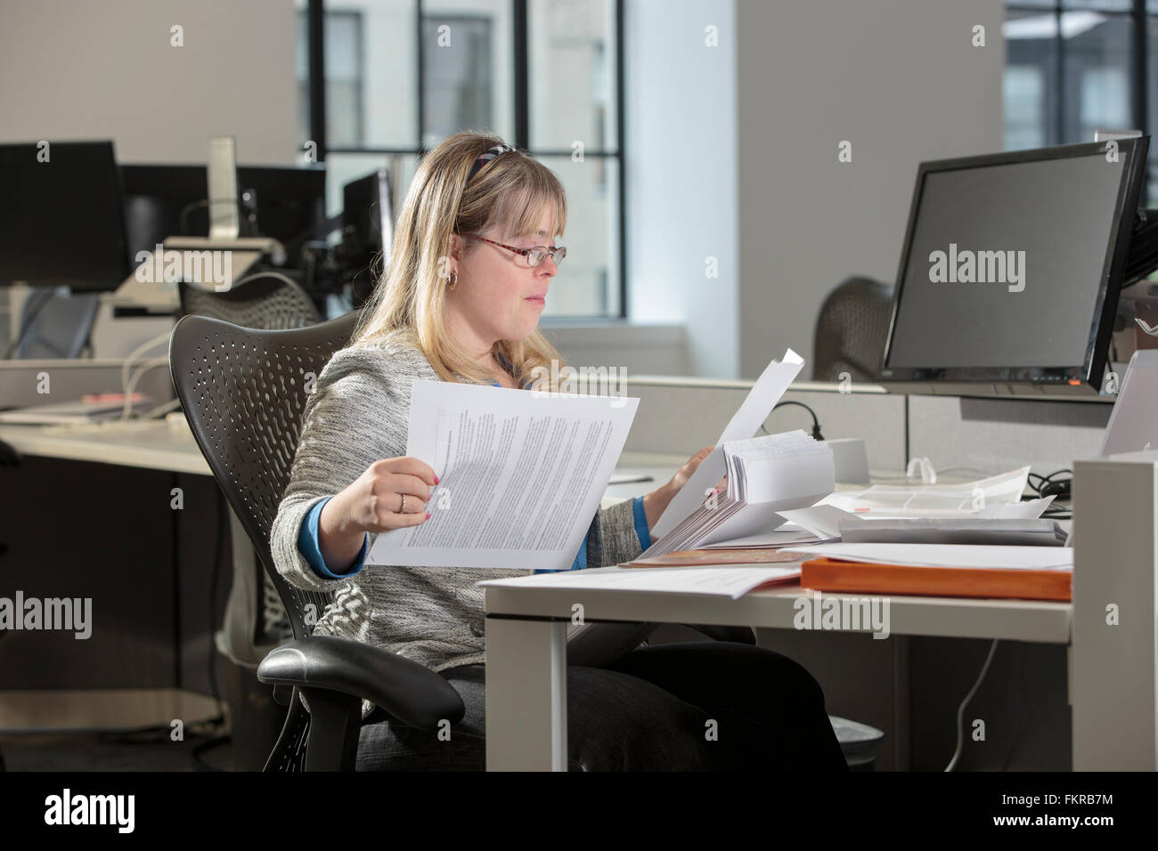 Imprenditrice caucasici con la sindrome di Down che lavorano in ufficio Foto Stock