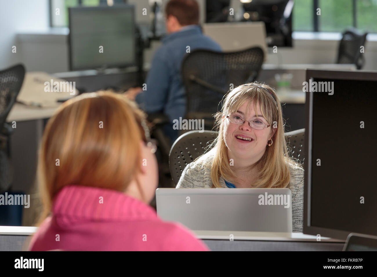 Imprenditrici caucasica parlando in ufficio Foto Stock