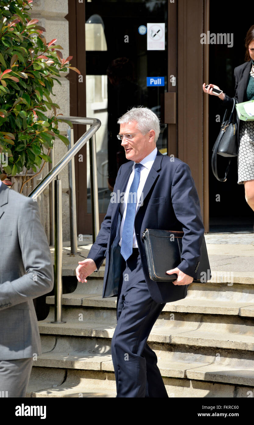 Andrew Jones MP, il nuovo Ministro per il funzionamento della pila, lascia County Hall, Maidstone dopo un incontro con i parlamentari locali e il Coun Foto Stock