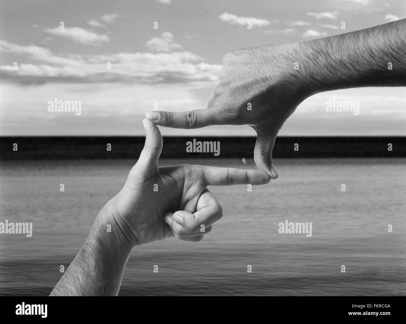 Mani cornice di formatura forma sull'oceano Foto Stock