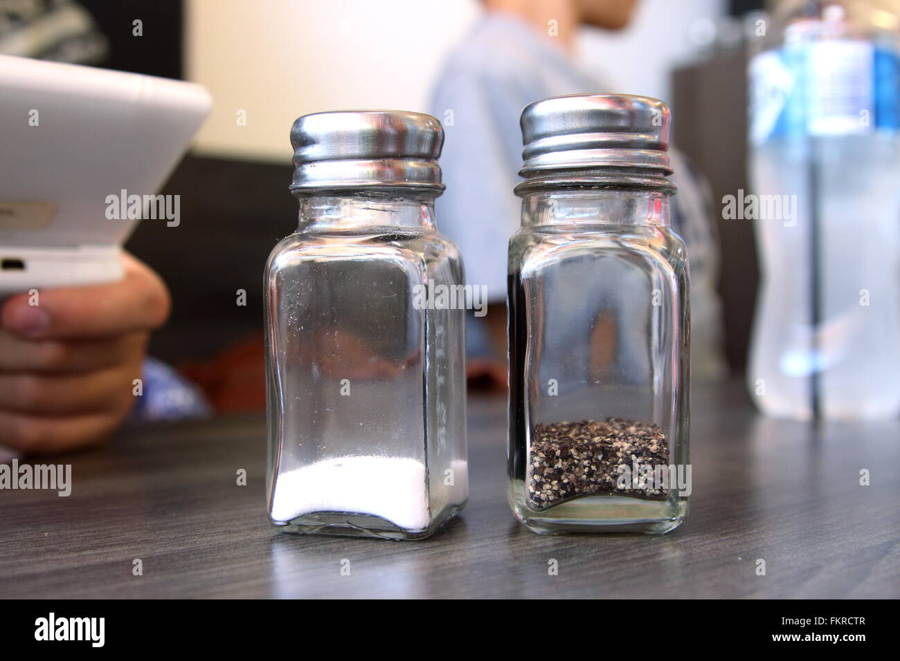 Sale e pepe su una tavola di legno Foto Stock