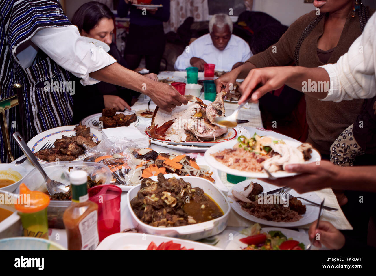 La famiglia che serve cibo a cena vacanze Foto Stock