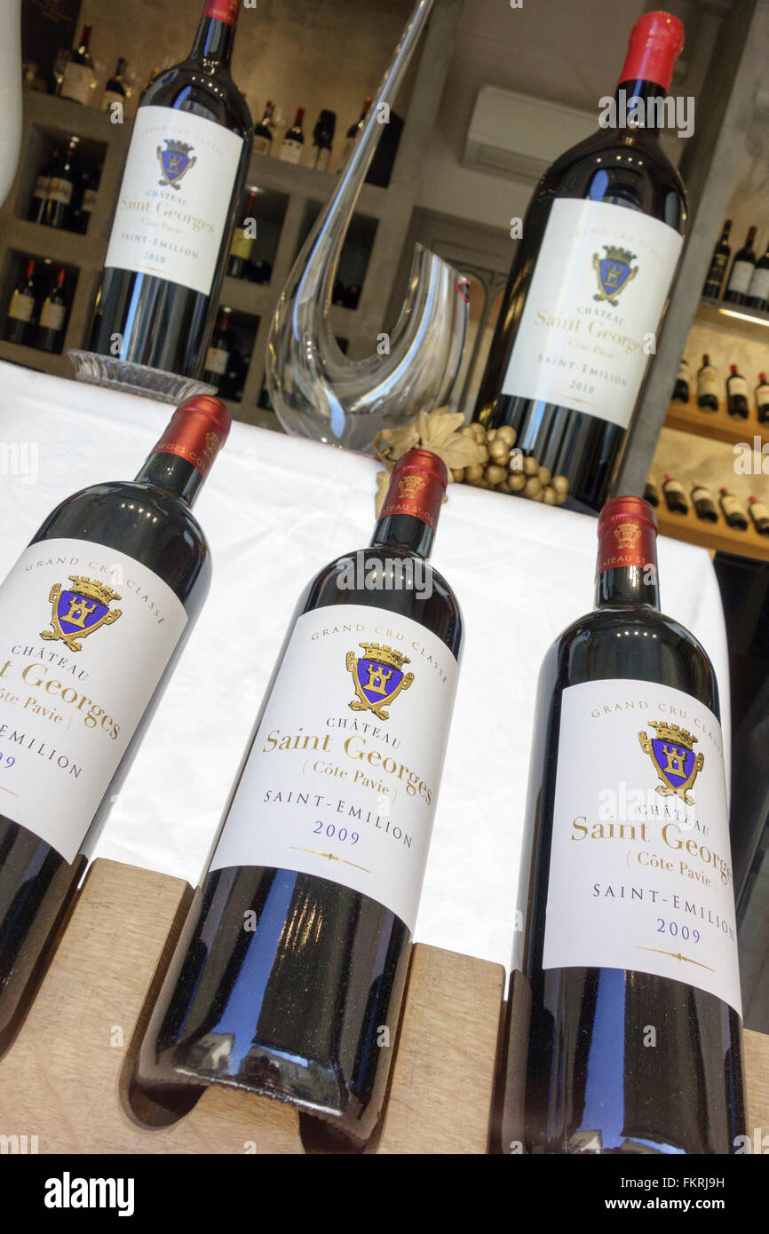 Una cremagliera di Chateau Saint Georges bottiglie di vino, St. Emilion, Gironde, Francia Foto Stock