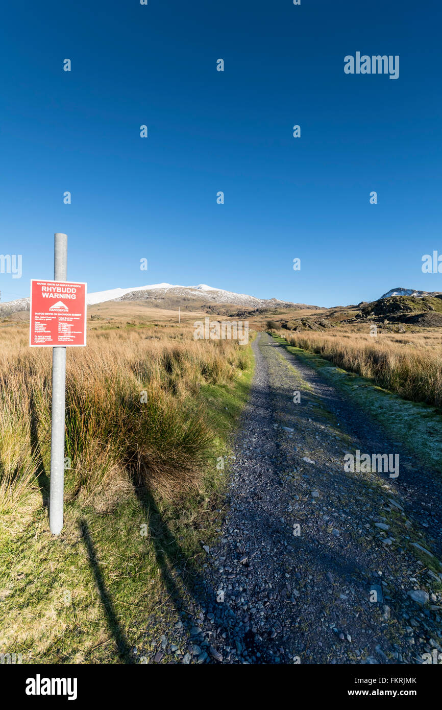 Sentiero Rhyd-Ddu Snowdonia National Park il Galles del nord guarda verso Snowdon vertice dal punto di partenza del percorso. Foto Stock