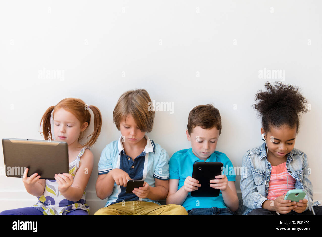 I bambini utilizzando la tecnologia Foto Stock
