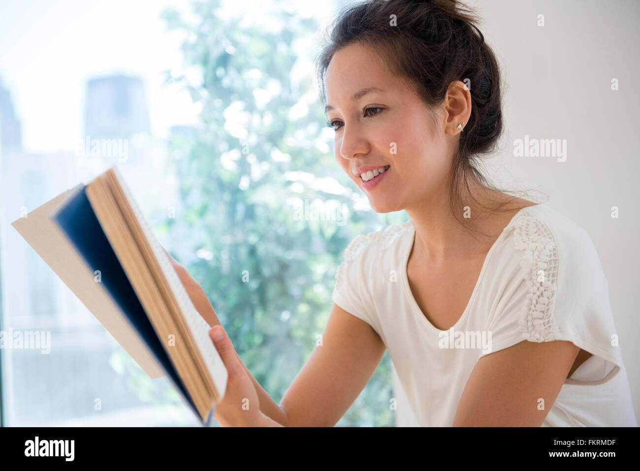 Razza mista donna libro di lettura Foto Stock