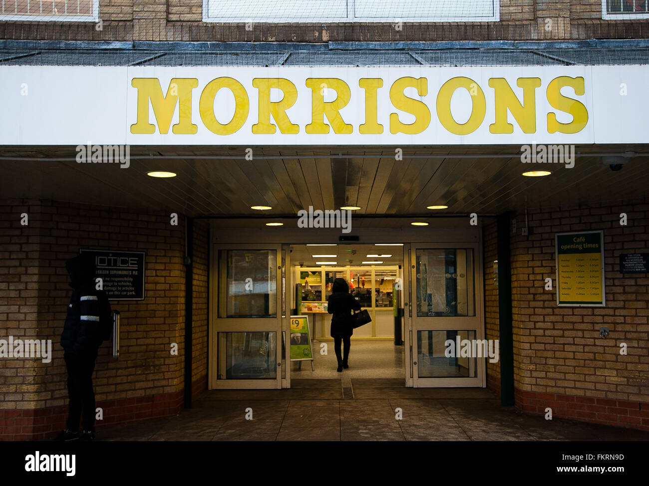 Londra, Regno Unito. Il 10 marzo 2016. Supermercato Morrisons succursale in legno verde, a nord di Londra. Supermercato Morrisons profitti annuali di caduta per il quarto anno consecutivo. Il Bradford-base della catena di supermercati relazioni di un sottostante degli utili ante imposte di £242m nell'anno al 31 gennaio, giù da £345m. Credito: Dinendra Haria/Alamy Live News Foto Stock