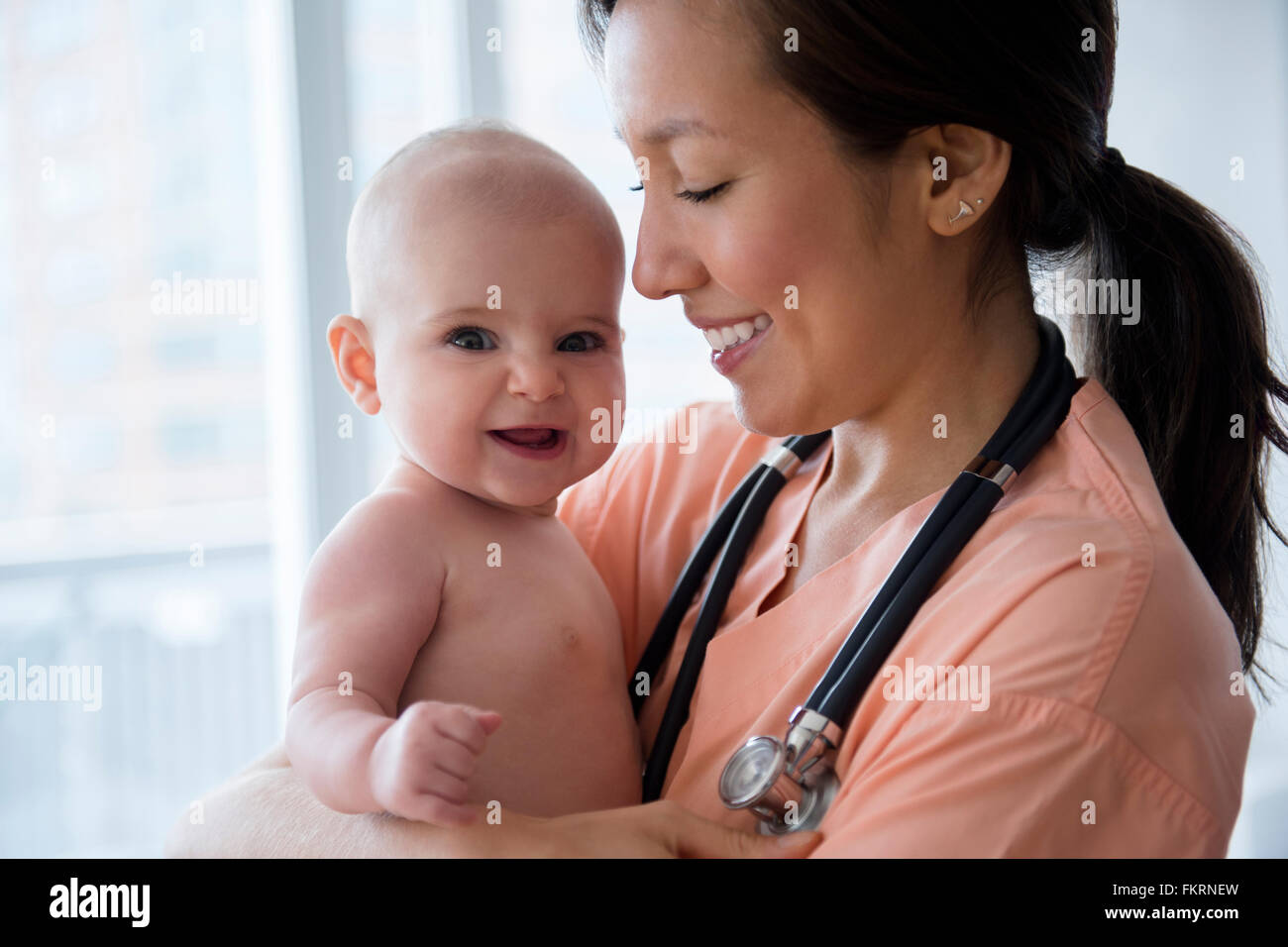 Nurse holding bambina in ospedale Foto Stock