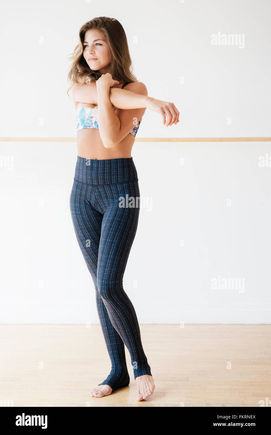 Gara di misto stretching ballerino in studio Foto Stock
