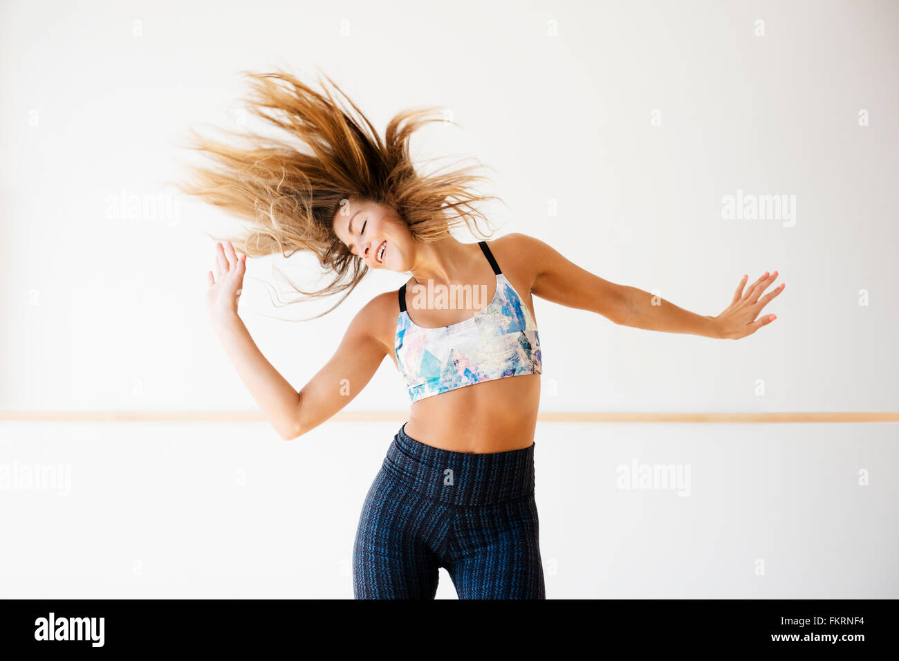 Razza mista ballerina la pratica in studio Foto Stock