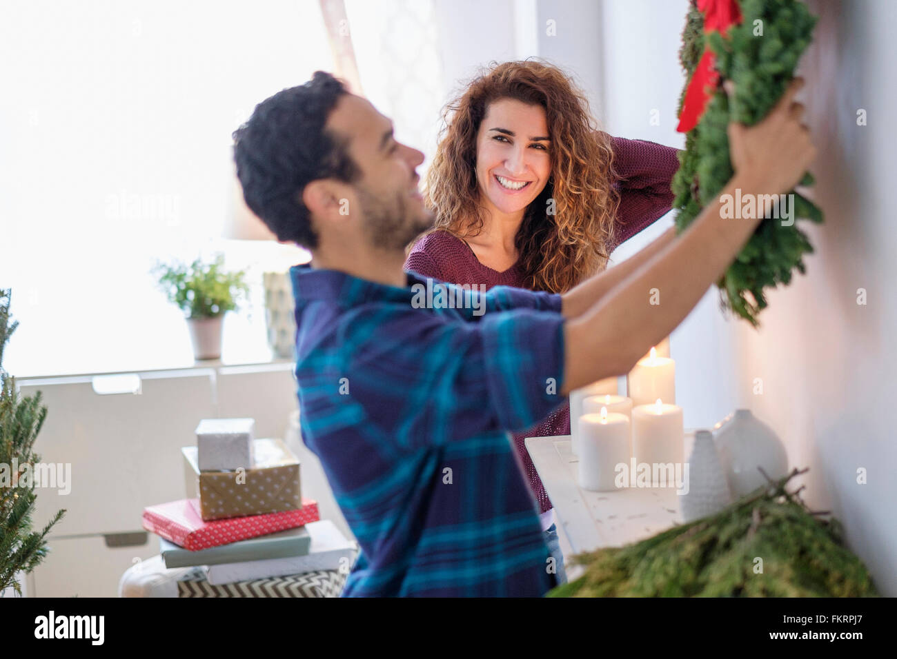 Giovane appeso ghirlanda di Natale Foto Stock