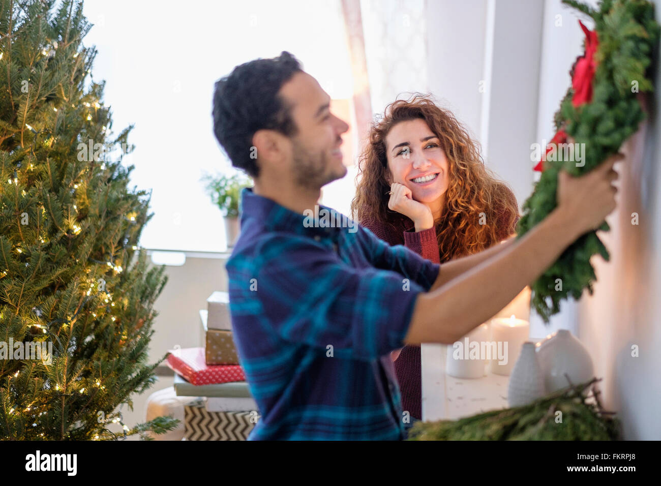 Giovane appeso ghirlanda di Natale Foto Stock
