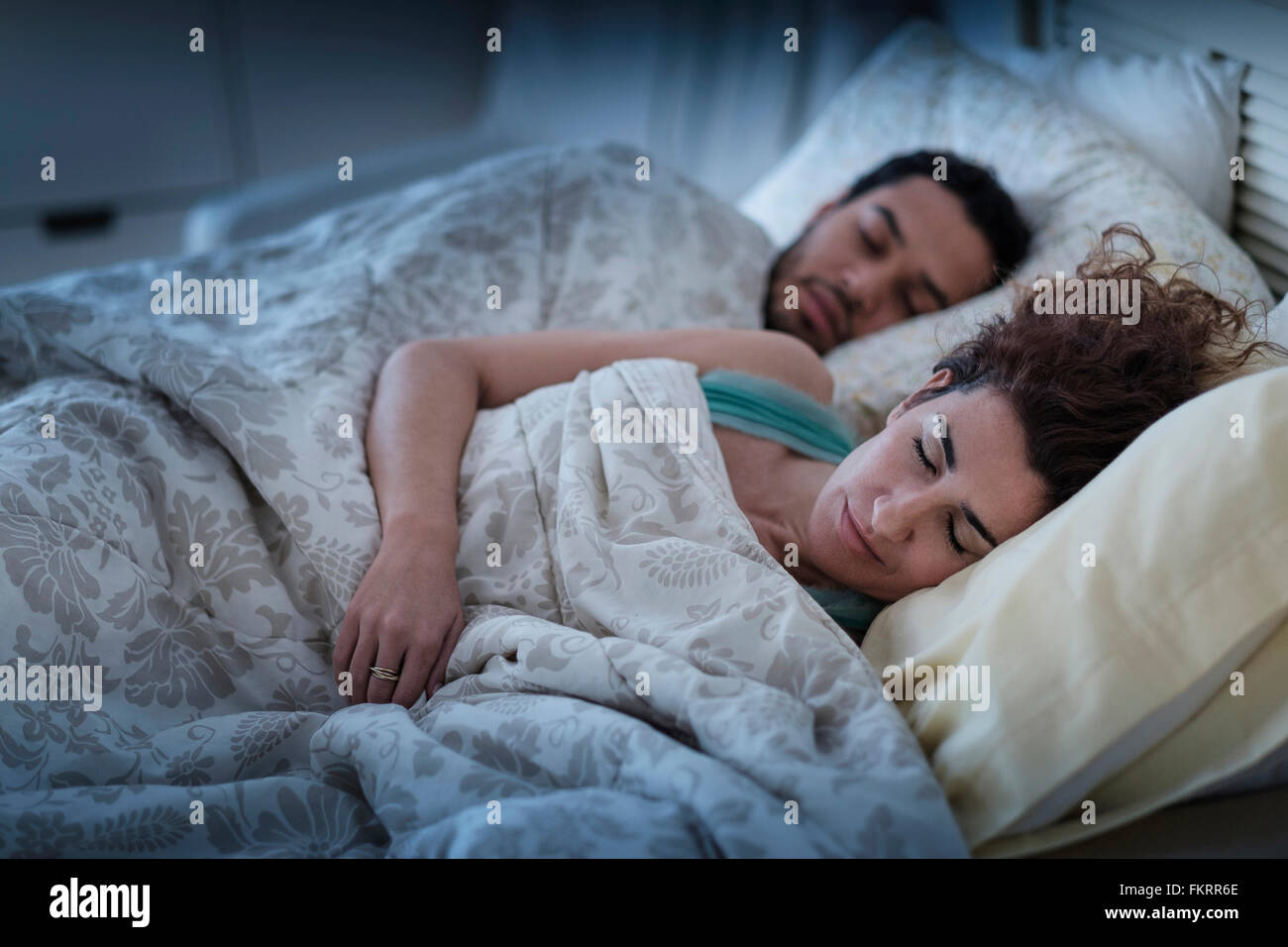 Giovane dormire nel letto Foto Stock
